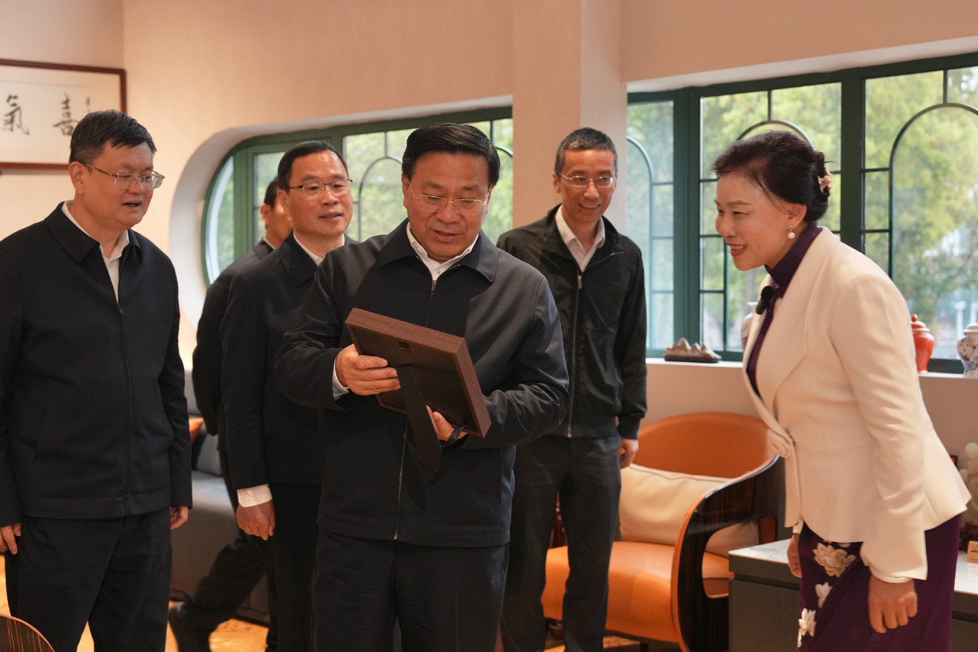 韩俊在上海调研时强调 因地制宜建设宜居宜业和美乡村 坚持不懈抓好长江水生生物保护